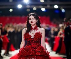 水野优香活动现场全身照，红毯造型优雅大气，气场全开令人印象深刻